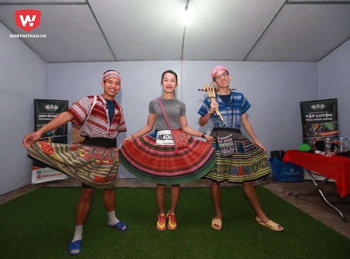Trang phục truyền thống của người dân tộc tại Hà Giang cũng được sử dụng giúp tăng thêm màu sắc cho đường đua. Hình ảnh: Hải Đăng.