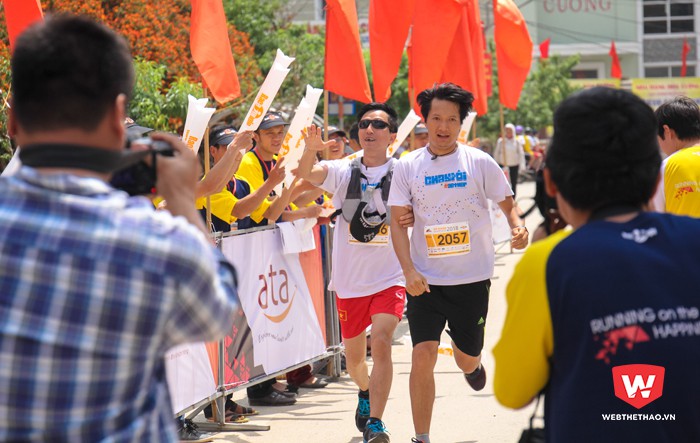 Cũng ở cự ly 21km, runner mù Nguyễn Huy Việt và bạn đồng hành Đặng Thế Lâm nắm tay nhau về đích có sức lay động với nhiều người theo dõi. Tuy nhiên, đây không phải lần đầu tiên anh Việt tham dự một giải chạy. Hình ảnh: Trung Thu.