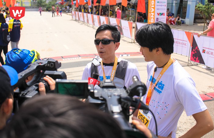 Nhờ sự giúp sức của người bạn đồng hành, anh Việt hoàn thành cự ly 21km đường đèo ở Ha Giang Marathon 2018. Hình ảnh của anh Việt càng khẳng định thêm ý chí của con người là không có giới hạn. Hình ảnh: Trung Thu.