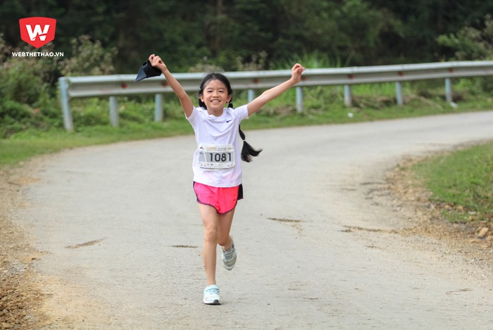 Cô bé Nguyễn Phạm Diệu Anh (8 tuổi) thì chạy chỉ đơn giản vì thích. Cô bé xếp thứ 62/168 ở cự ly 10km. Hình ảnh: Trung Thu.