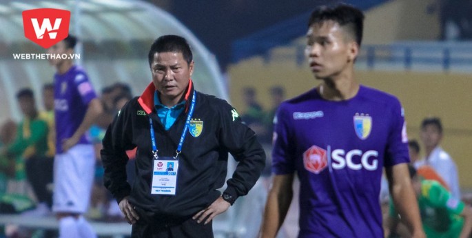 HLV Chu Đình Nghiêm ủng hộ đề xuất bắt buộc sử dụng cầu thủ U23 tại V.League 2018. Tuy nhiên, ông vẫn có chút lấn cấn. Hình ảnh: Trung Thu.