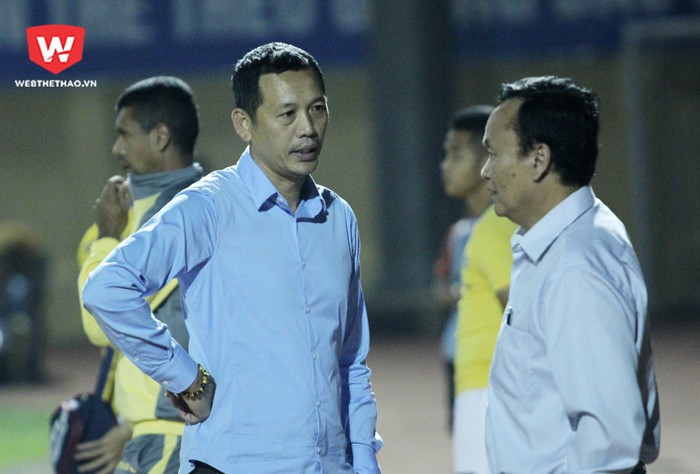 HLV Nguyễn Đức Thắng (trái) không hài lòng với cách sắp xếp lịch thi đấu dành cho SLNA. Hình ảnh: Trung Thu.