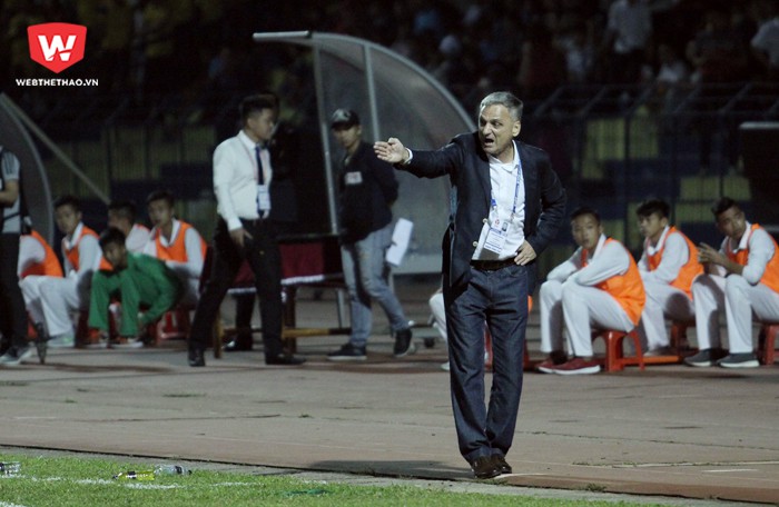 HLV Mihail Marian Cucchiaroni chưa khiến lãnh đạo CLB FLC Thanh Hóa hài lòng về lối chơi hiện tại của đội. Hình ảnh: Trung Thu.