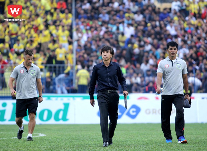Sau gần 2 năm, HLV Miura bước ra sân cỏ Việt Nam ở một trận đấu chính thức, chỉ khác rằng hiện tại ông đang dẫn dắt một đội bóng tại V.League. Hình ảnh: Trung Thu.