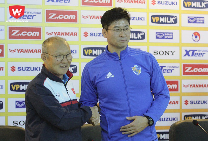 HLV Park Hang Seo và HLV Kim Do Hoon ở cuộc họp báo trước trận giao hữu giữa U23 Việt NAm và CLB Ulsan Hyundao. Hình ảnh: Trung Thu.