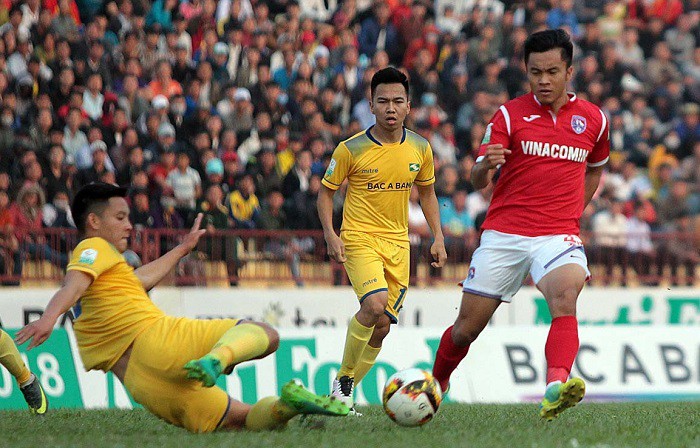 Hồ Khắc Ngọc (giữa) là tiền vệ trung tâm đang nhận được nhiều sự chú ý của bóng đá Việt Nam. Hình ảnh: VPF.