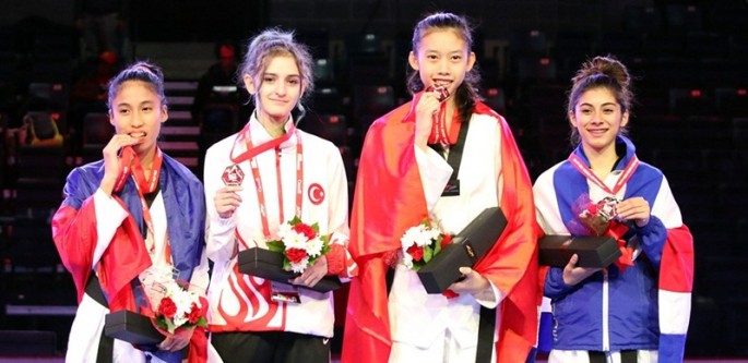 Hồ Thị Kim Ngân (thứ hai từ phải sang) từng giành HCV giải trẻ thế giới năm 2016.