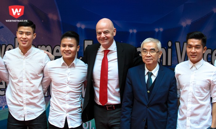 Các cầu thủ U23 Việt Nam là Duy Mạnh, Văn Hậu, Trọng Đại, Đức Huy, Thái Quý, Quang Hải có dịp chụp chung với Chủ tịch Infantino, trong đó Quang Hải được đứng cạnh ông. Hình ảnh: Trung Thu.