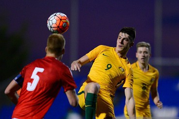 Deni Juric (áo vàng) là 1 trong 8 cầu thủ của U23 Australia đang thi đấu ở châu Âu.