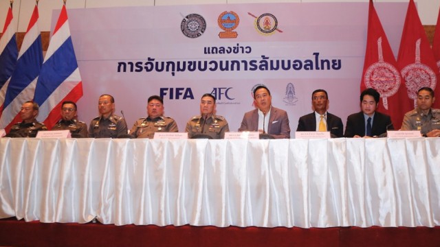 Cuộc họp báo của Chủ tịch Liên đoàn bóng đá Thái Lan, ông Somyot tại trụ sở cảnh sát hoàng gia Thái Lan (Bangkok). Ảnh: Siam Sports.