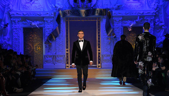 Tiền đạo Paulo Dybala (Juventus) lên sàn catwalk trong Dolce & Gabbana Fashion Show năm 2017. Hình ảnh: AP.