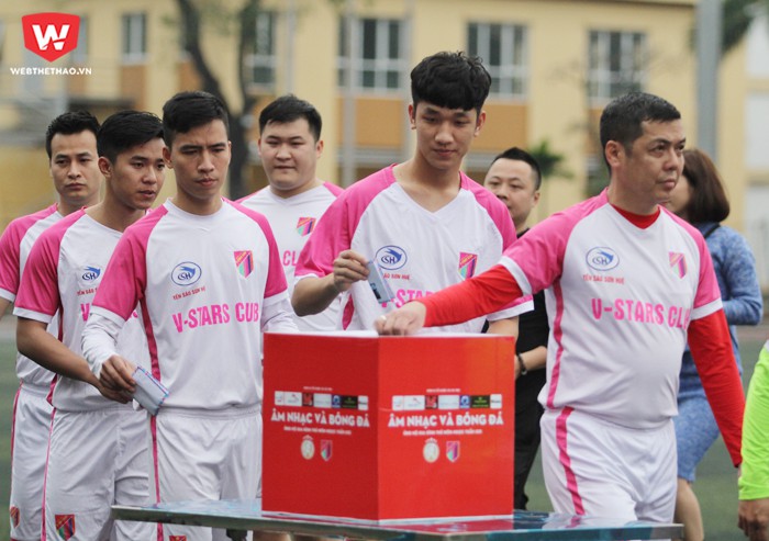 Tiền vệ Nguyễn Trọng Đại (thứ hai từ phải sang) cũng có mặt để thi đấu và ủng hộ đàn anh ở U23 Việt Nam. Hình ảnh: Trung Thu.