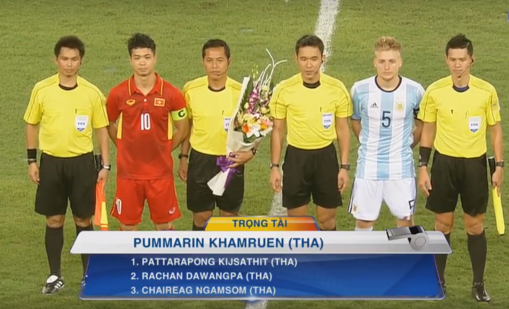 Trọng tài Khamruen (thứ 3 từ phải sang) bắt chính trận đấu giao hữu giữa U23 Việt Nam và U20 Argentina. 