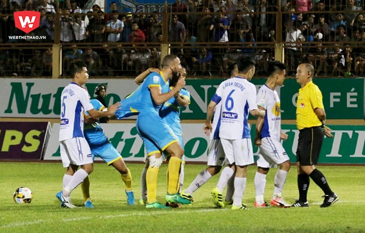 Trọng tài Nguyễn Văn Kiên cho rằng Triệu Việt Hưng đã phạm lỗi với Zarour Chaher ở phút 90. Hình ảnh: Minh Nguyệt.