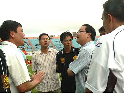 Hình ảnh ông Nguyễn Xuân Hòa đứng lặng im trước sự chỉ đạo của Giám sát và các lãnh đạo tại sân Chi Lăng là một trong những hình ảnh tai tiếng của bóng đá Việt. 