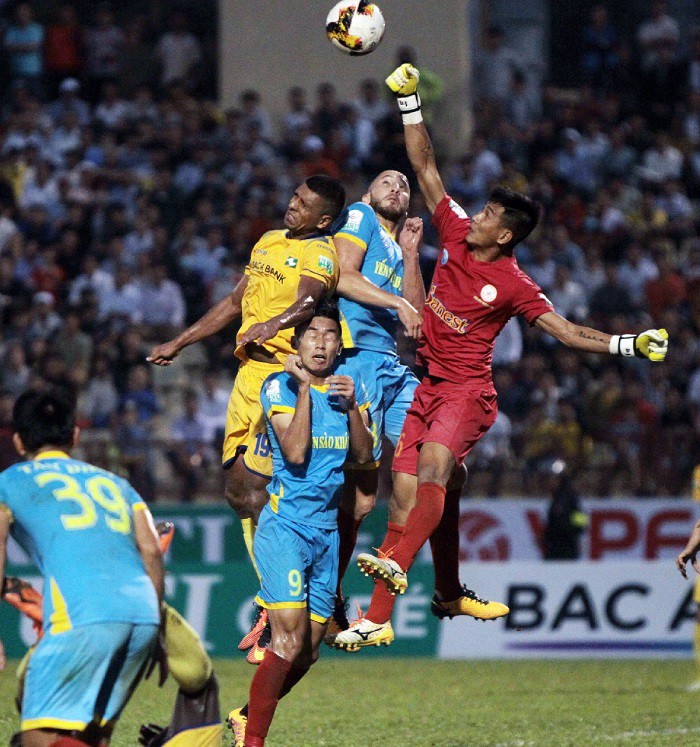 Nguyễn Tuấn Mạnh (áo đỏ) giờ là mục tiêu để các chân sút tại V.League khao khát đánh bại. Hình ảnh: VPF.