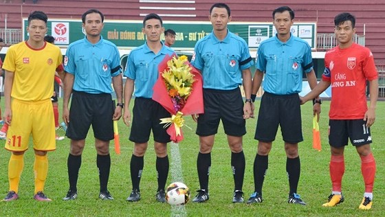 Trọng tài, trợ lý trọng tài đeo băng đen ở loạt trận vòng loại Cúp quốc gia 2018. Hình ảnh: Anh Tuấn.