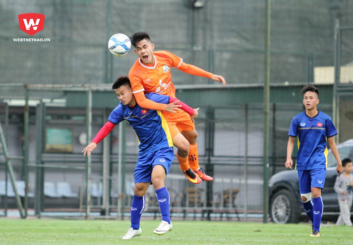 U19 Việt Nam (áo xanh) đánh bại Phù Đổng FC 2-1 ở trận giao hữu chiều 7/4. Hình ảnh: Trung Thu.