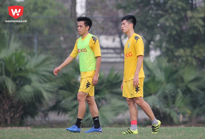 Tiền đạo Nguyễn Văn Quyết (trái) chính thức trở lại từ vòng 4 V.League 2018. Hình ảnh: Trung Thu.