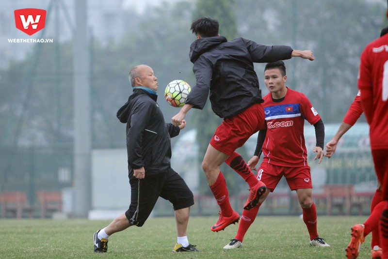 Dù đã nhiều tuổi nhưng HLV Park Hang Seo vẫn thể hiện một số pha bóng kỹ thuật như tình huống chuyền bóng bằng ngực trước sự truy cản của Văn Toàn. Hình ảnh: Trung Thu.
