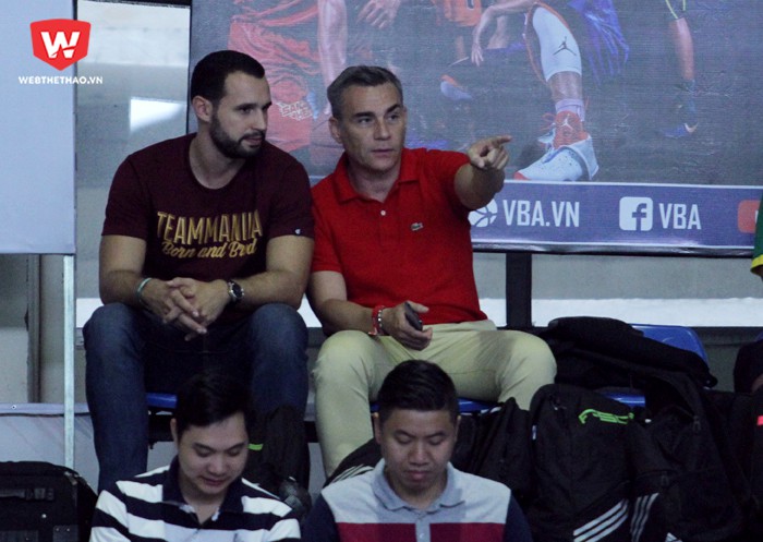 Ngày thi đấu đầu tiên còn chứng kiến sự có mặt của HLV trưởng đội tuyển futsal Việt Nam, ông Miguel Rodrigo (áo đỏ). Hình ảnh: Trung Thu.