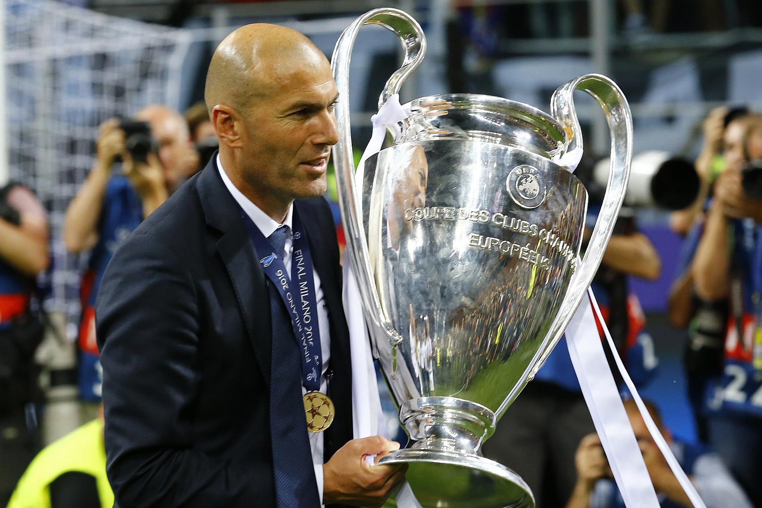 Zidane với chiếc Cúp Champions League năm 2016