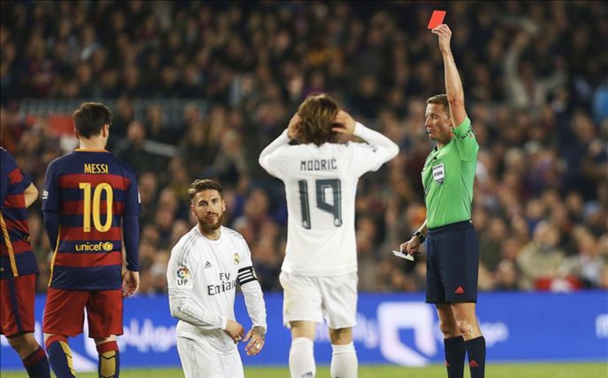 Trọng tài Hernandez phạt thẻ đỏ Ramos ở trận El Clasico năm ngoái