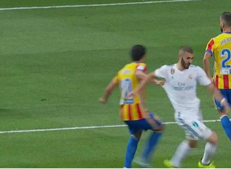 Benzema bị kéo ngã trong vòng cấm