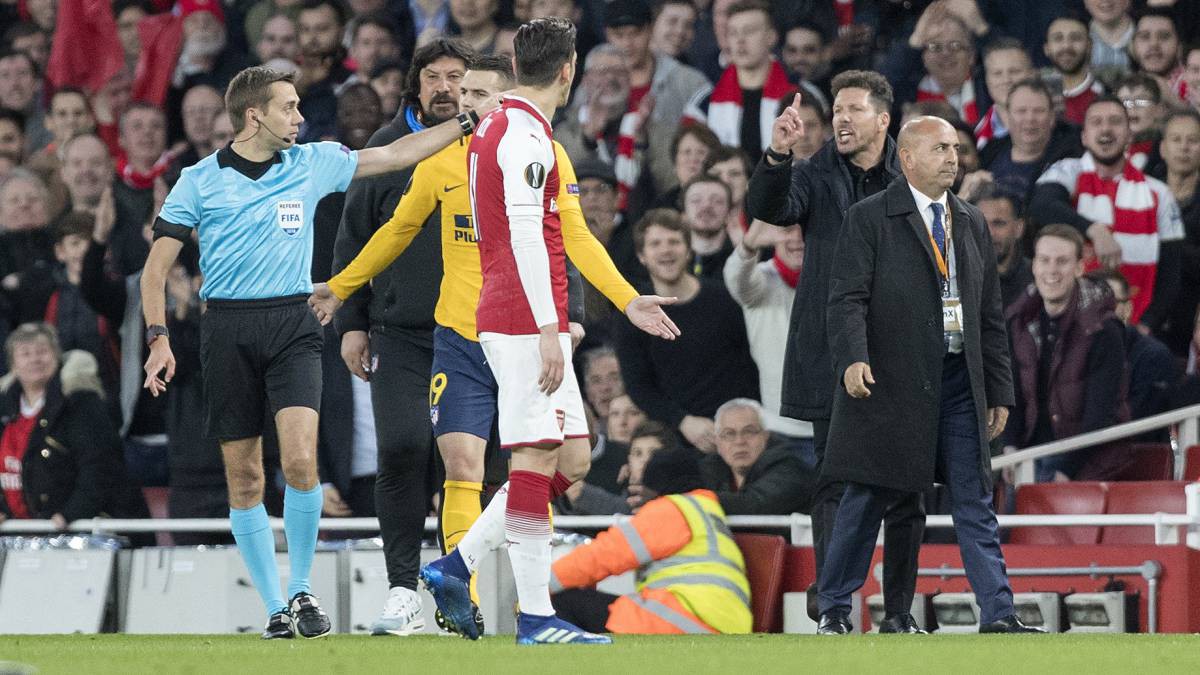 Hình ảnh: Simeone phản đối trọng tài ở trận gặp Arsenal