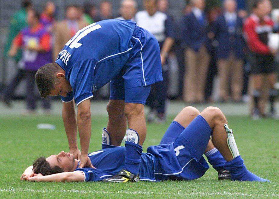 Nỗi thất vọng của Albertini và Baggio sau khi thua đá luân lưu trước Pháp ở World Cup 1998