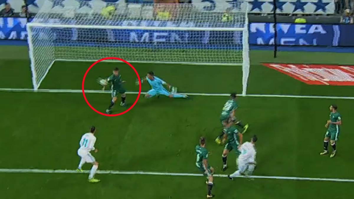 Ronaldo cũng bị bỏ qua 1 quả penalty trước Betis