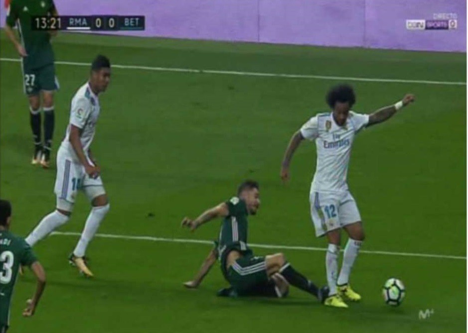 Marcelo bị phạm lỗi trong vòng cấm ở trận gặp Betis