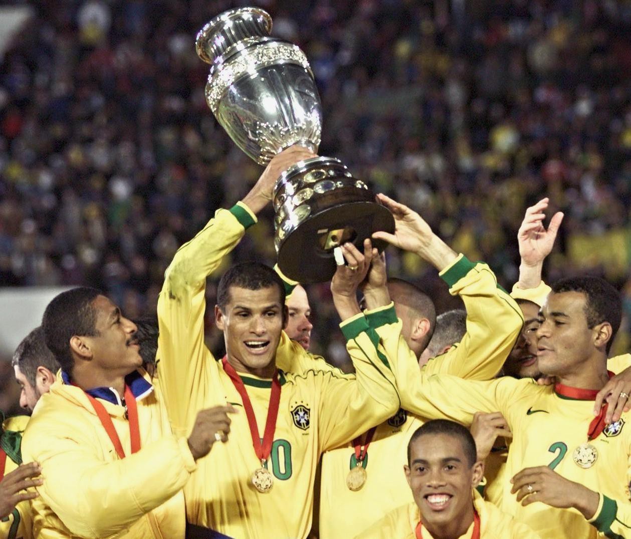 Thành công nối tiếp thành công, Rivaldo giành mọi danh hiệu với cả Barcelona lẫn ĐT Brazil
