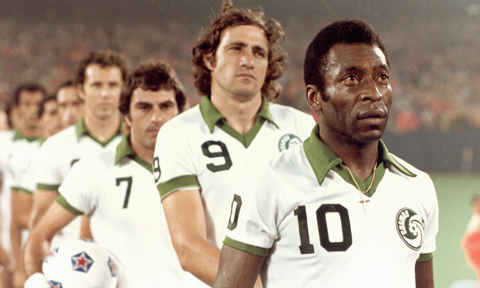 Năm 1975, Pele đến New York Cosmos khi đã 34 tuổi