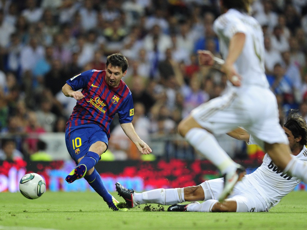 Số lượng đường chuyền quan trọng và rê dắt bóng của Messi giảm dần theo thời gian