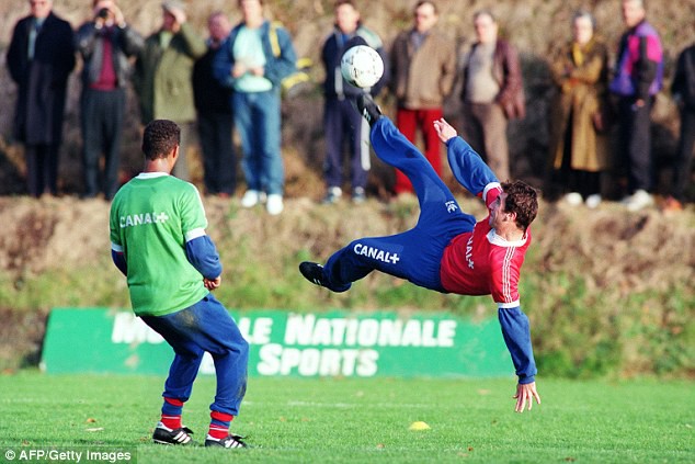 Cantona gặp rắc rối ở Pháp trước khi sang Anh