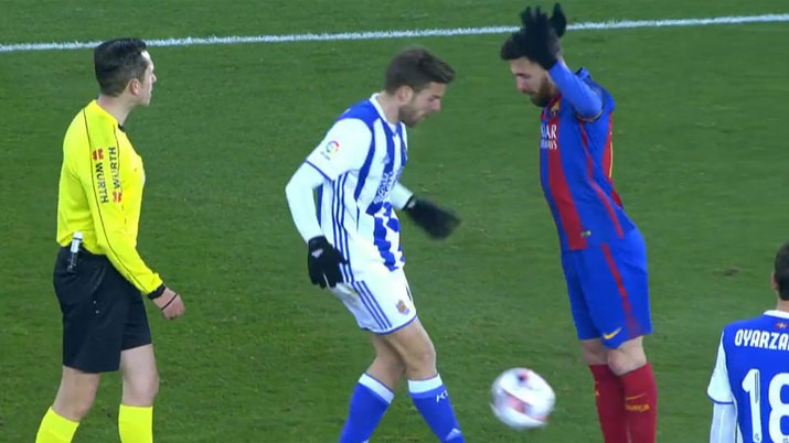 Messi hai lần thoát khỏi thẻ vàng thứ hai