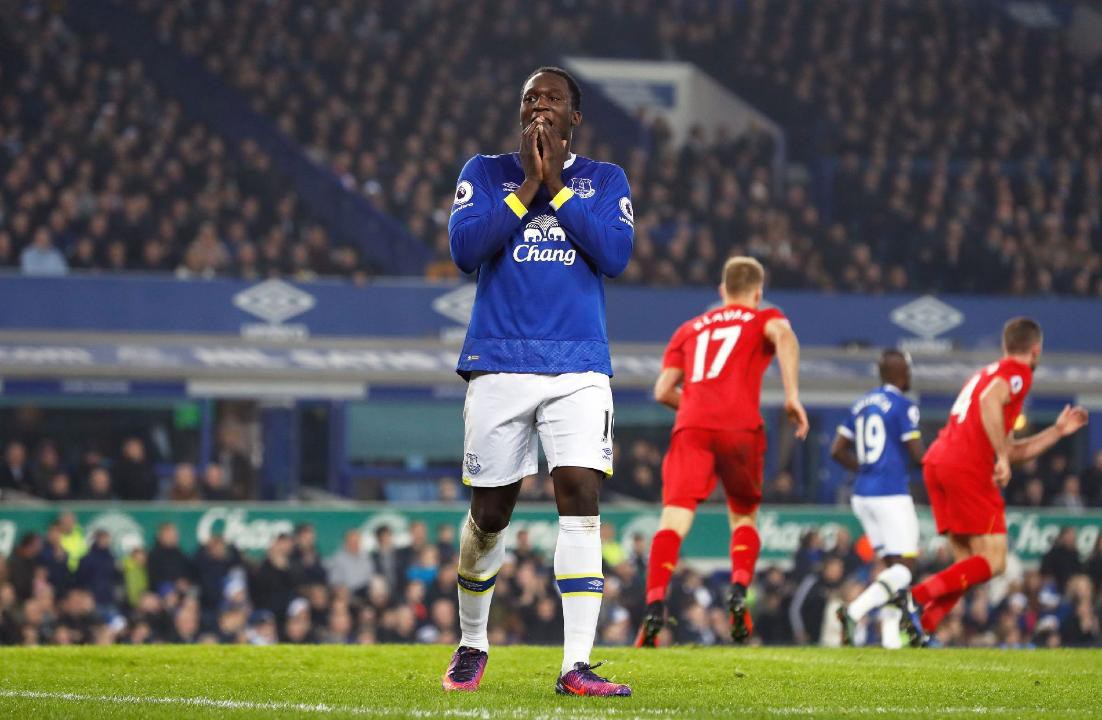 Ở lượt đi, Lukaku đã bị hậu vệ Liverpool bắt chết