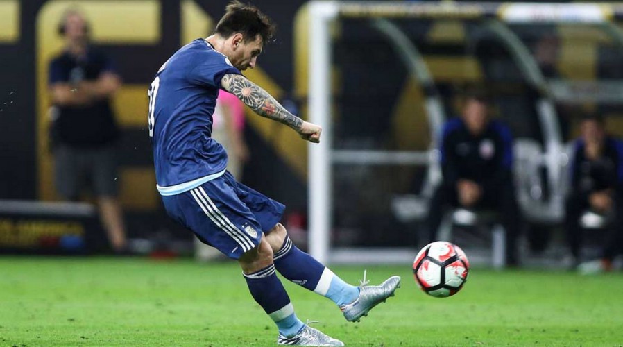Messi thực hiện quả sút phạt trực tiếp ngoạn mục vào lưới Mỹ tại Copa America 2016