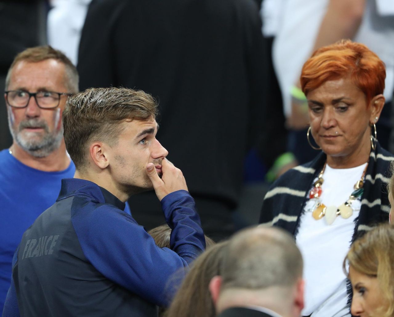 Griezmann đến chào cha mình - ông Alain - và mẹ Isabelle trong trận gặp Iceland