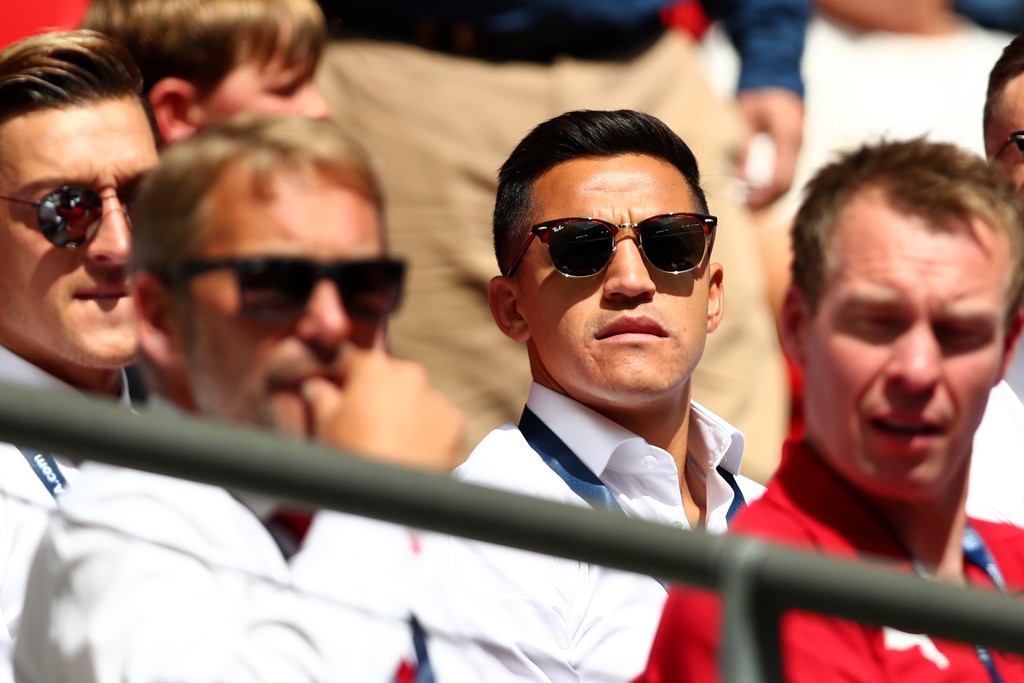 Sanchez ngồi trên khán đài trận Siêu Cúp Anh
