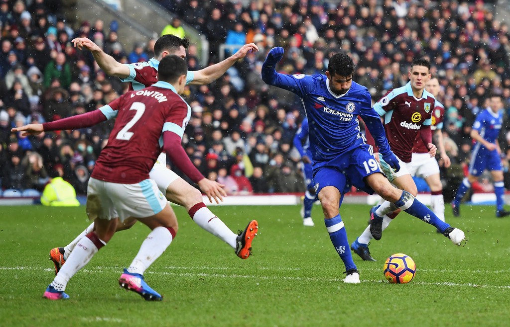 Hazard bị các cầu thủ Burnley phong tỏa