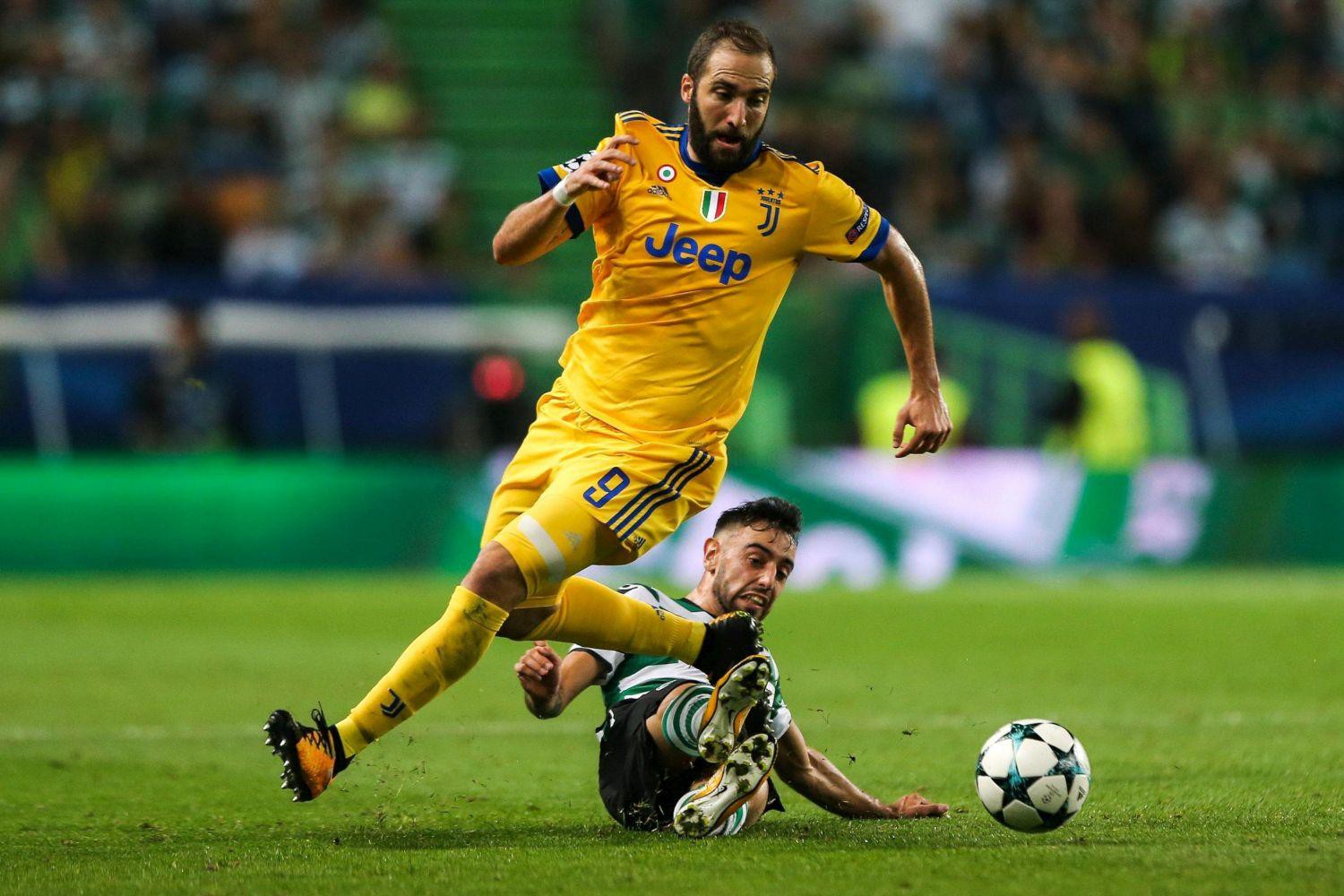 Higuain gỡ hòa cho Juventus