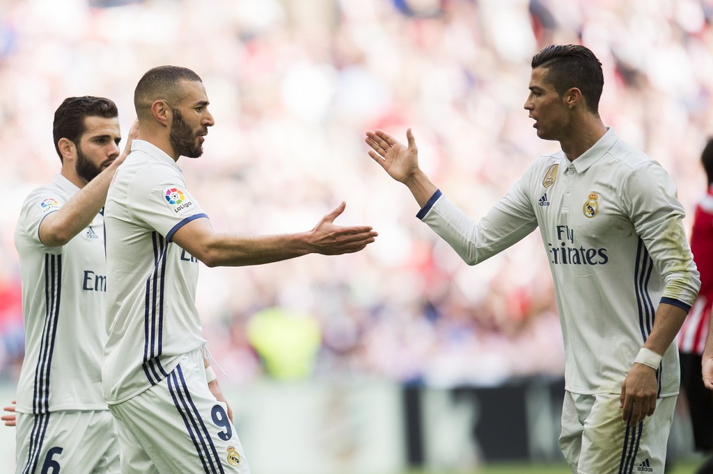 Ronaldo vừa kiến tạo cho Benzema ghi bàn