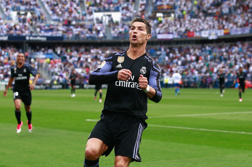 Ronaldo đang bám sát Messi trong cuộc đua ghi bàn ở Champions League