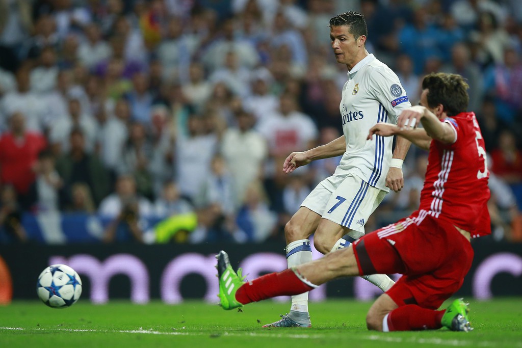 Ronaldo ghi cả 5 bàn trước Bayern trong vòng cấm
