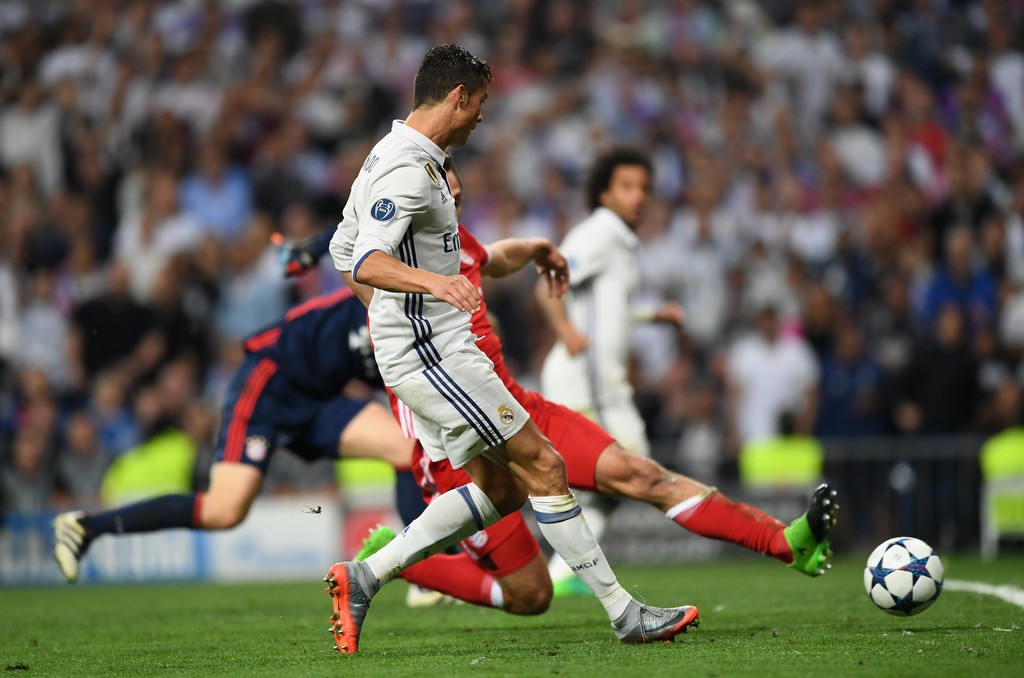 Ronaldo đạt 100 bàn thắng tại Champions League nhưng 2/3 bàn trước Bayern gây tranh cãi