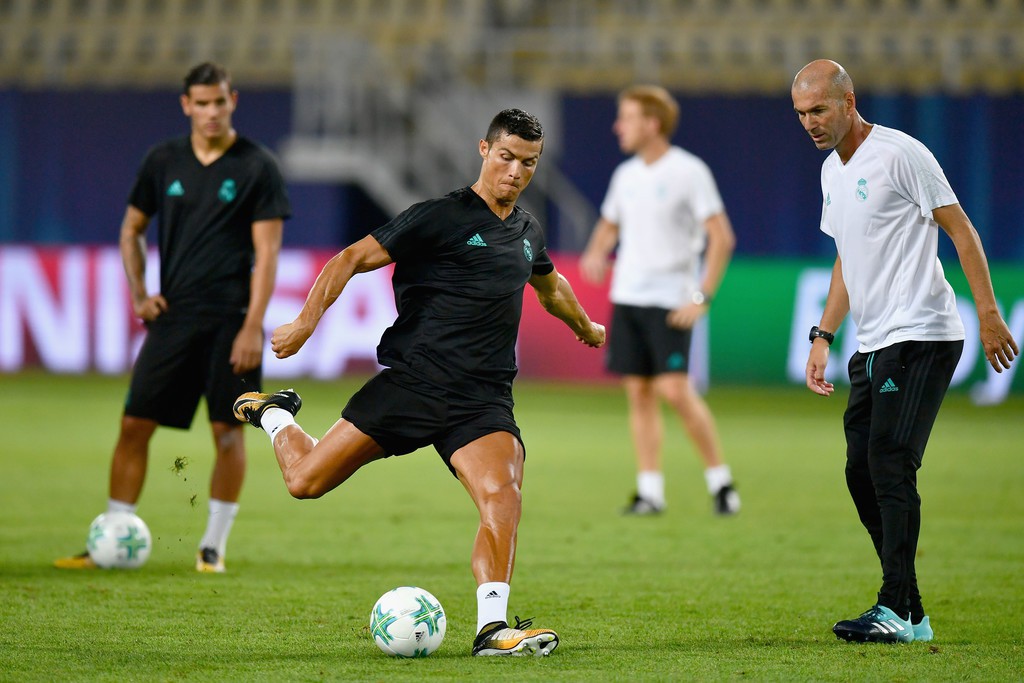Ronaldo tập luyện trước trận tranh Siêu Cúp
