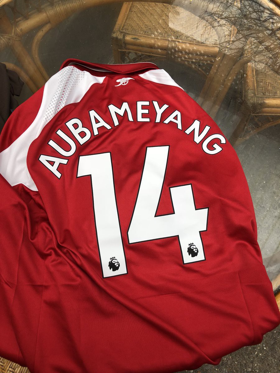 Hình ảnh: Áo đấu của Aubameyang đã được in sẵn ở London