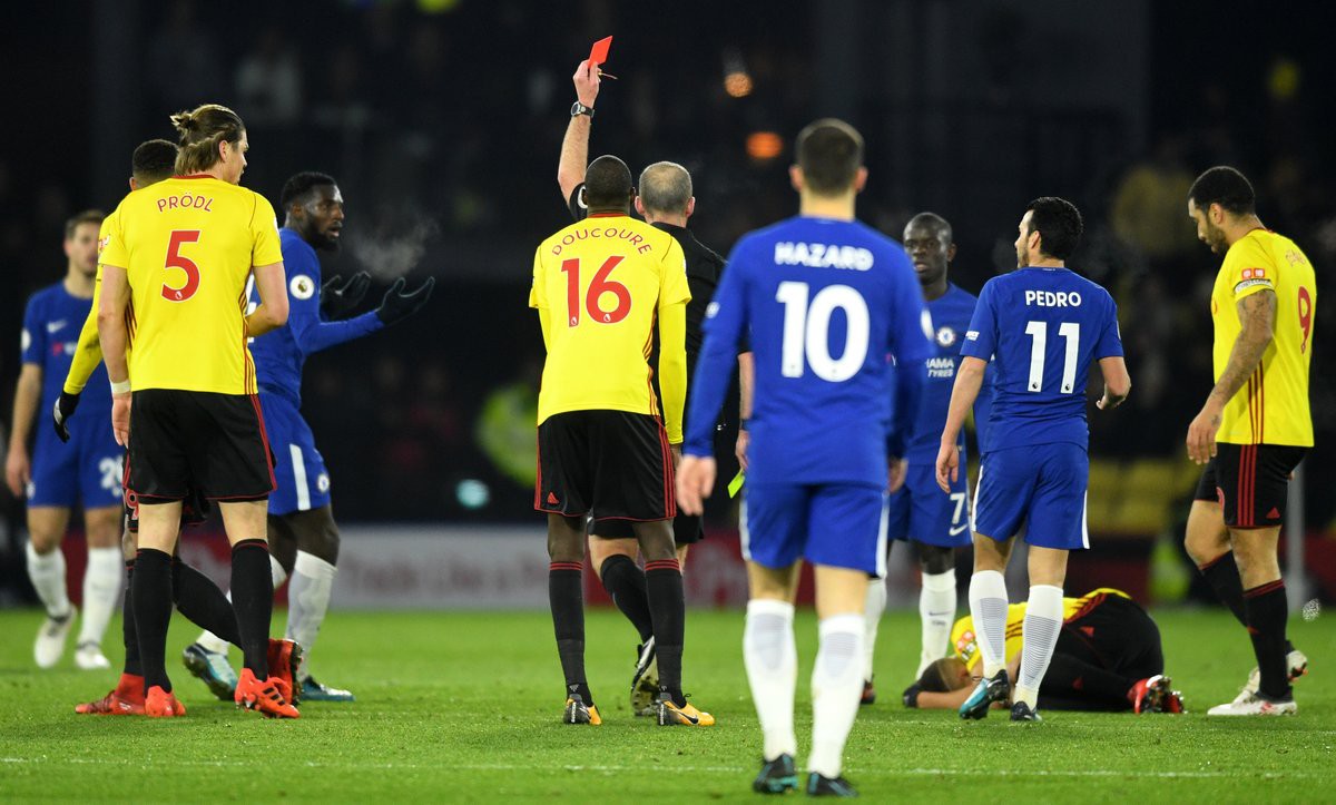 Hình ảnh: Thất bại của Chelsea bắt đầu từ chiếc thẻ đỏ